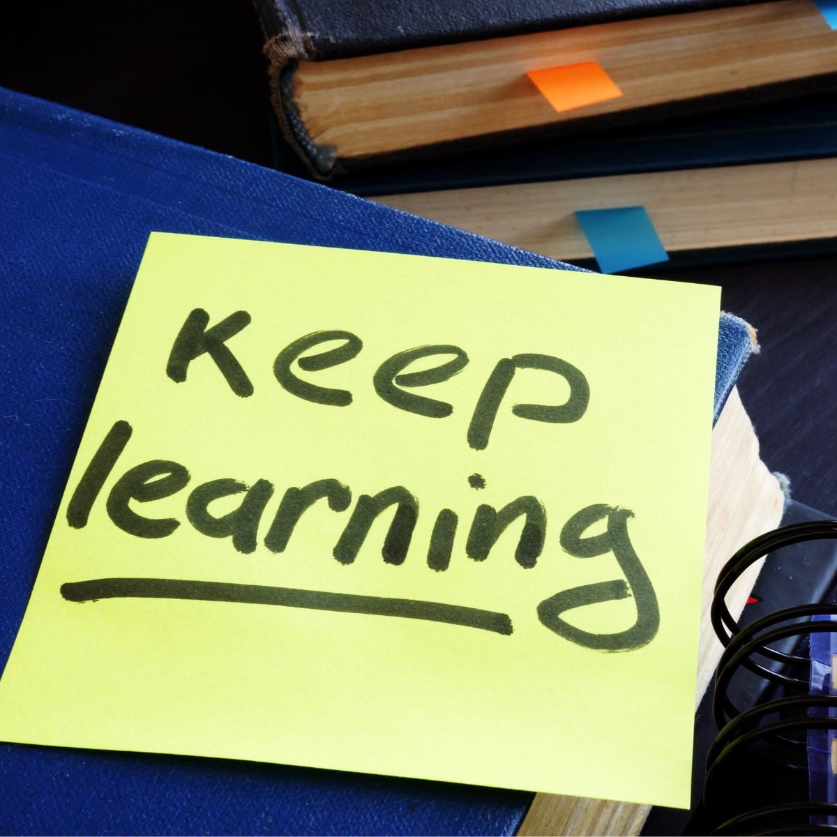 A post it note that says keep learning
