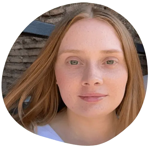 Profile image of Louise smiling